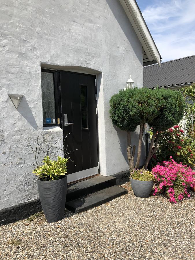Svalegaarden Guesthouse Særslev Exteriör bild